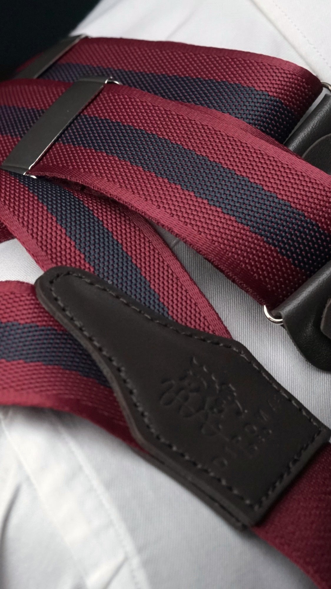 Leonardo braces burgundy and navy weave on the shoulder