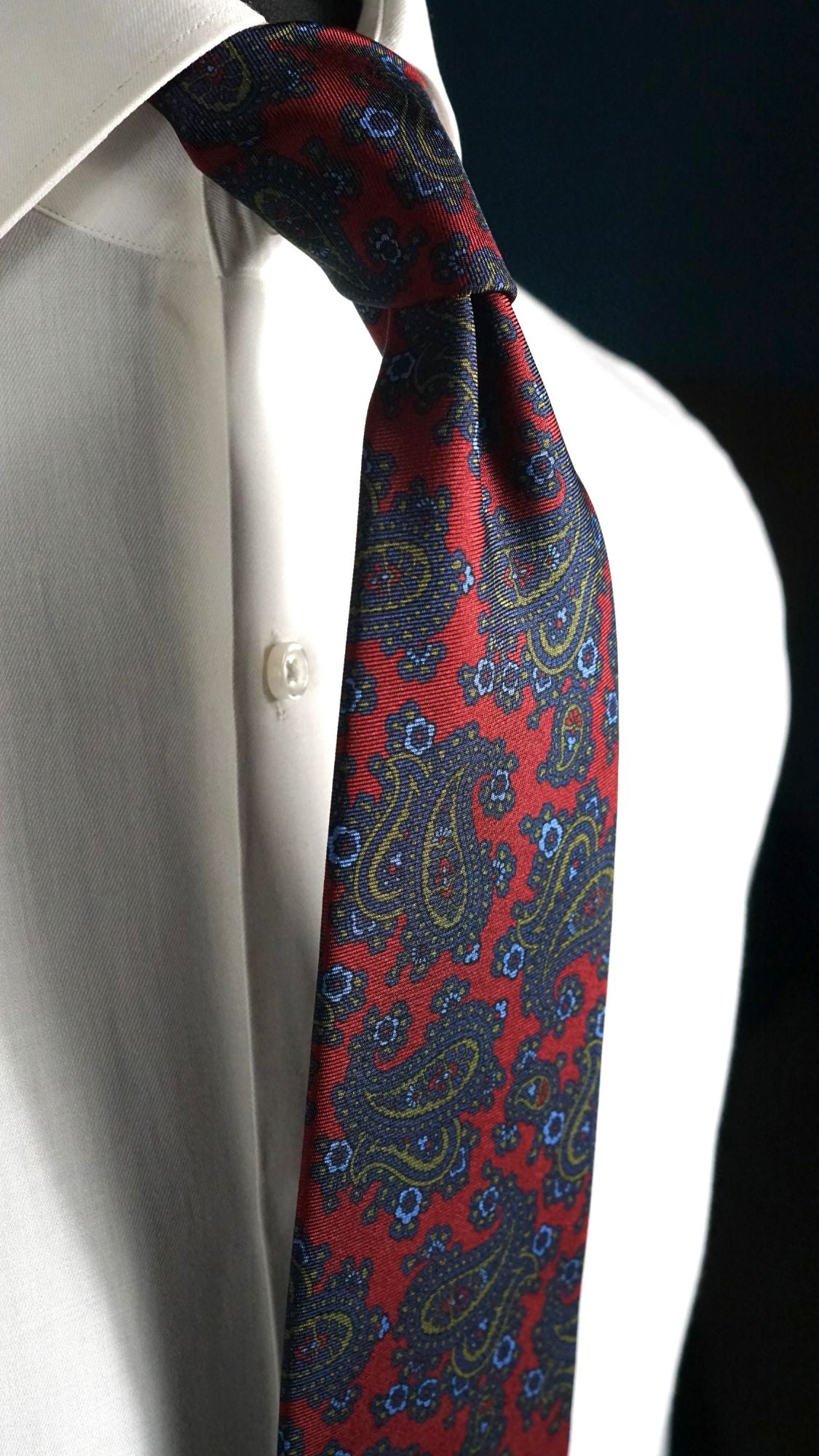 Close-up of the Germana red paisley silk tie knot