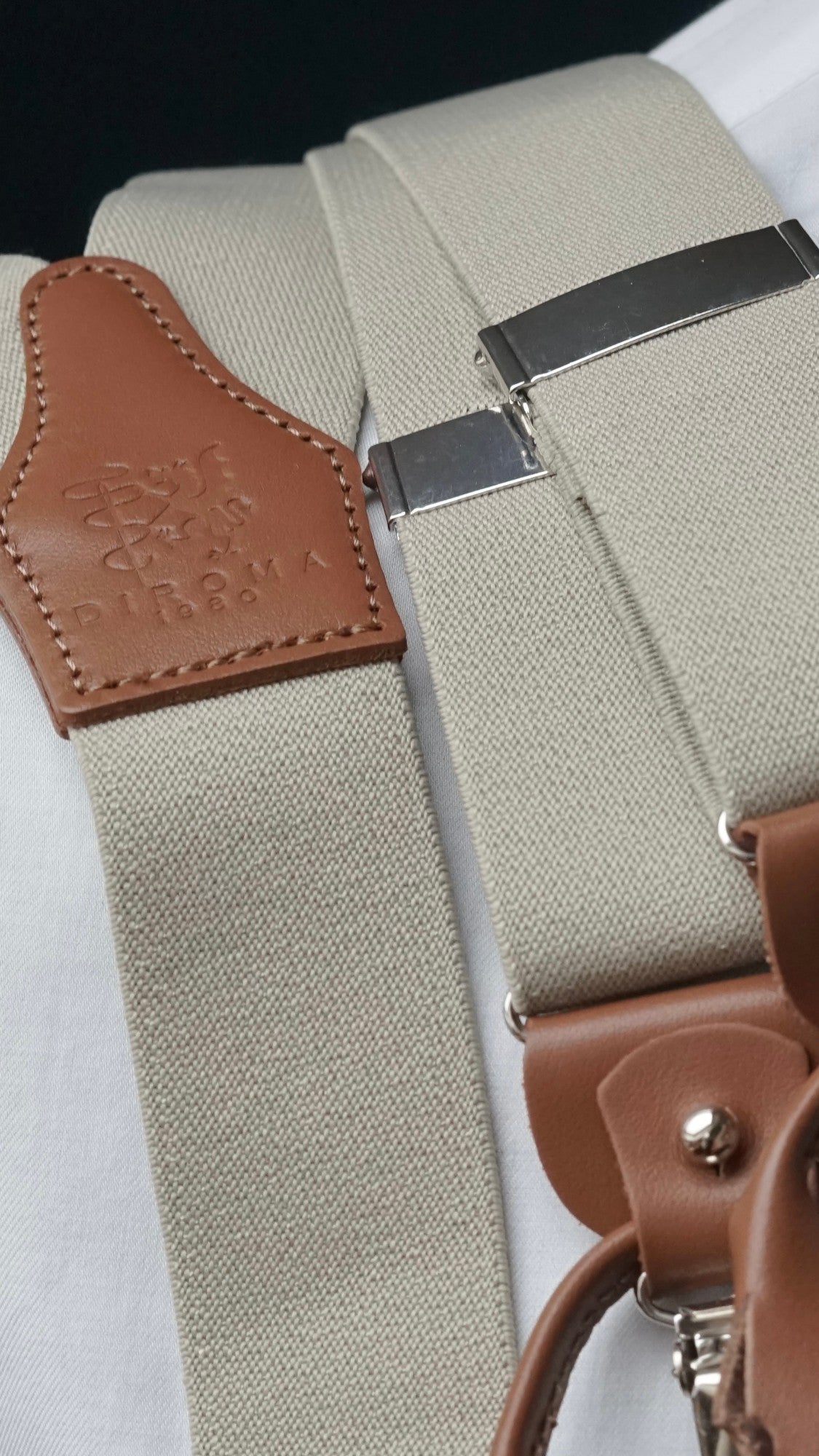 Riccardo braces on the shoulder with tan leather patch
